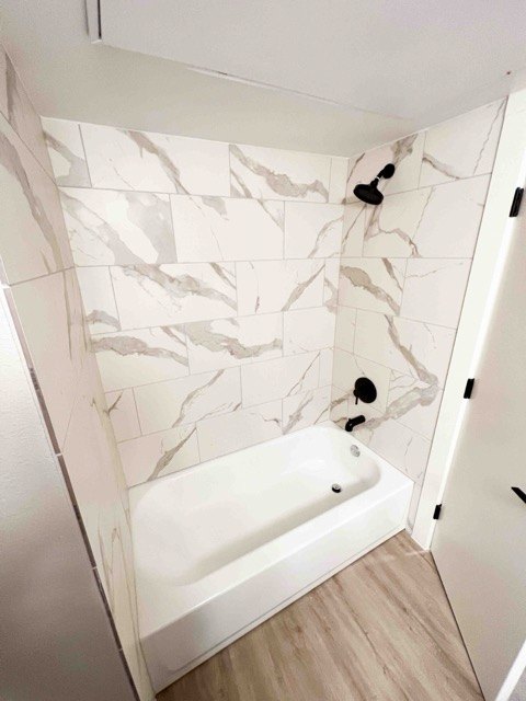 Tub surround in large-format marble-look tile